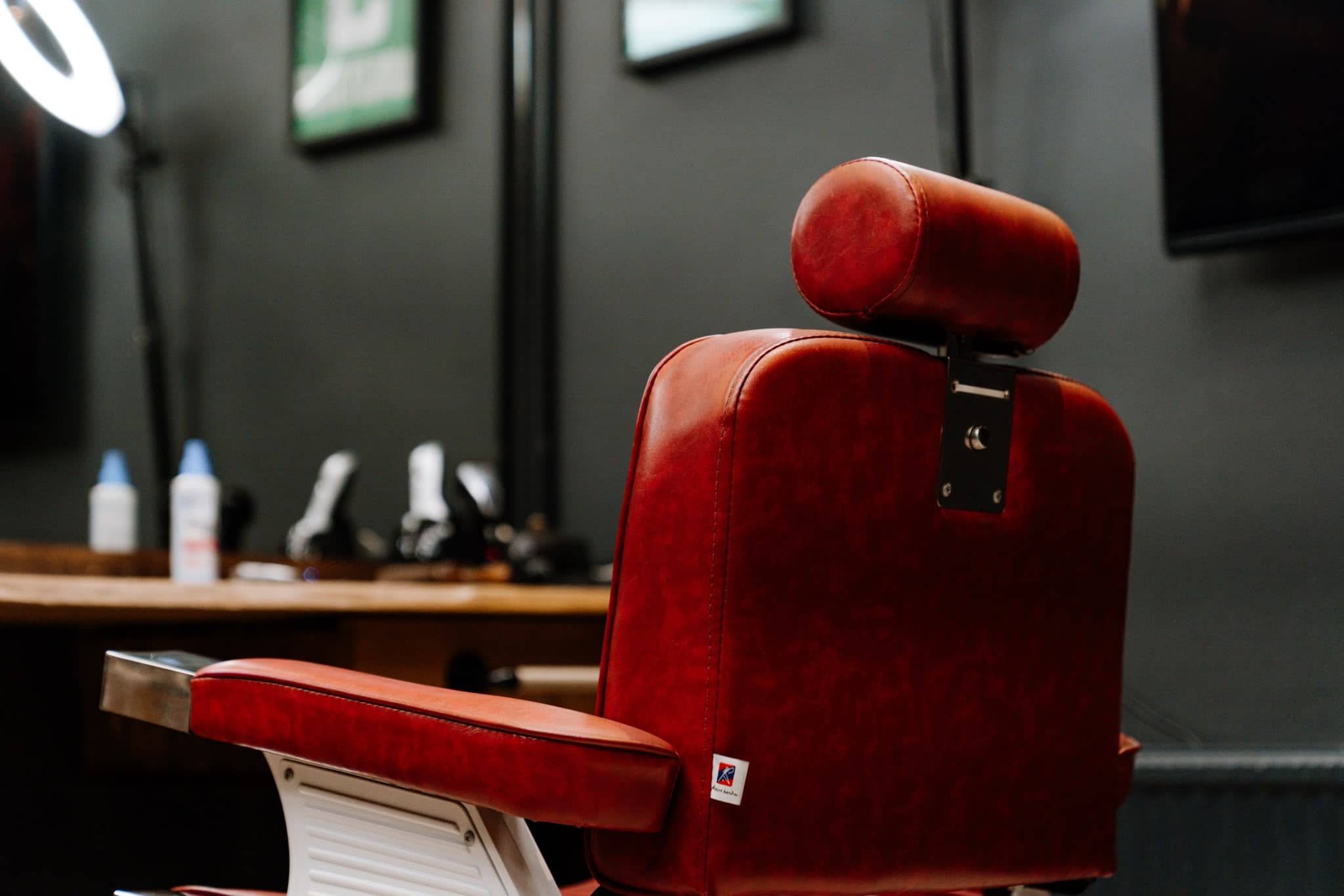 Roter Barber-Stuhl vor dem Spiegel bei Shouka and Friends in Wien